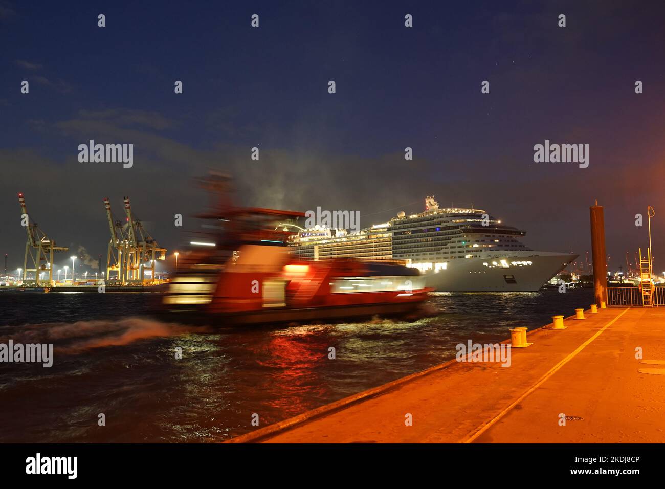 Amburgo, Germania. 07th Nov 2022. La nave da crociera 'MSC preziosa' arriva nel porto di Amburgo. Credit: Marcus Brandt/dpa/Alamy Live News Foto Stock