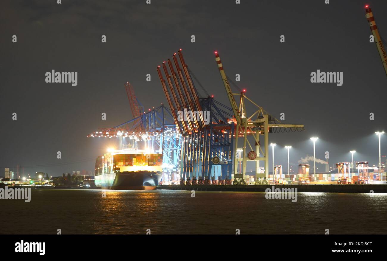 Amburgo, Germania. 07th Nov 2022. Le navi portacontainer sono gestite presso il terminal dei container Tollerort nel porto di Amburgo. Credit: Marcus Brandt/dpa/Alamy Live News Foto Stock