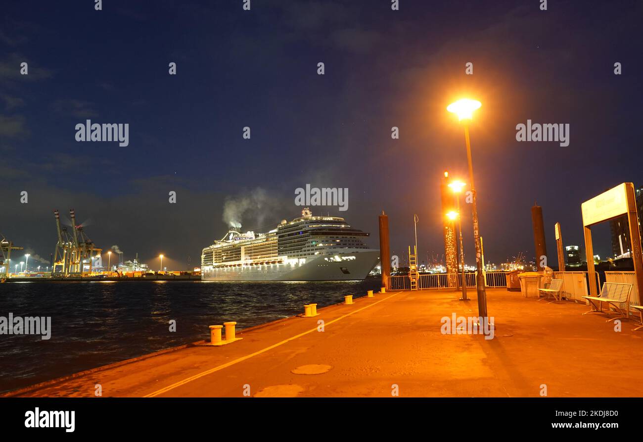 Amburgo, Germania. 07th Nov 2022. La nave da crociera 'MSC preziosa' arriva nel porto di Amburgo. Credit: Marcus Brandt/dpa/Alamy Live News Foto Stock
