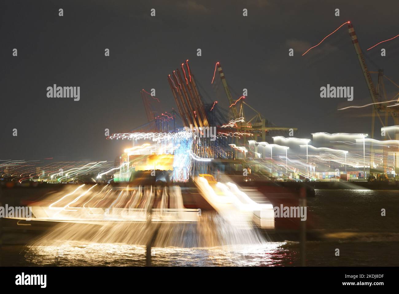 Amburgo, Germania. 07th Nov 2022. Le navi portacontainer sono gestite presso il terminal dei container Tollerort nel porto di Amburgo. Credit: Marcus Brandt/dpa/Alamy Live News Foto Stock