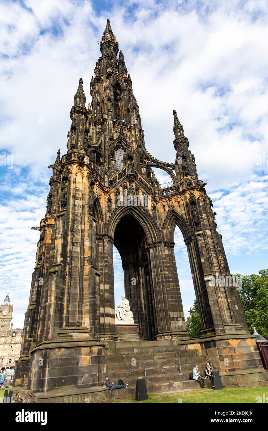 Il Monumento Scott a Sir Walter Scott in Princes Street Gardens, centro di Edimburgo, Scozia, un monumento gotico del 19th ° secolo, Regno Unito, estate 2022 Foto Stock