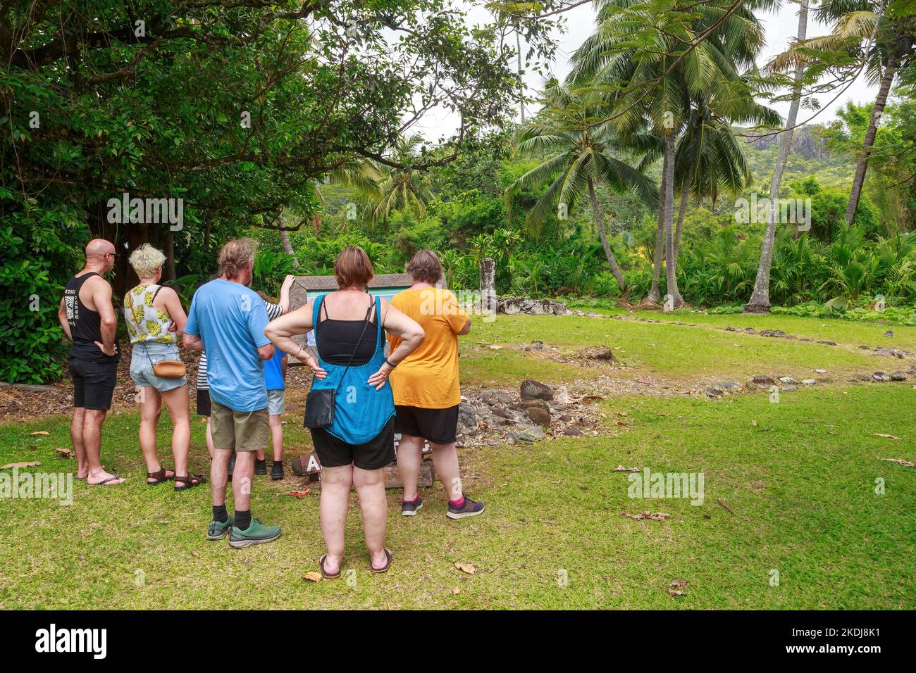 Un gruppo di tour presso Arai-te-Tonga Marae, un antico sito sacro sull'isola di Rarotonga, Isole Cook Foto Stock