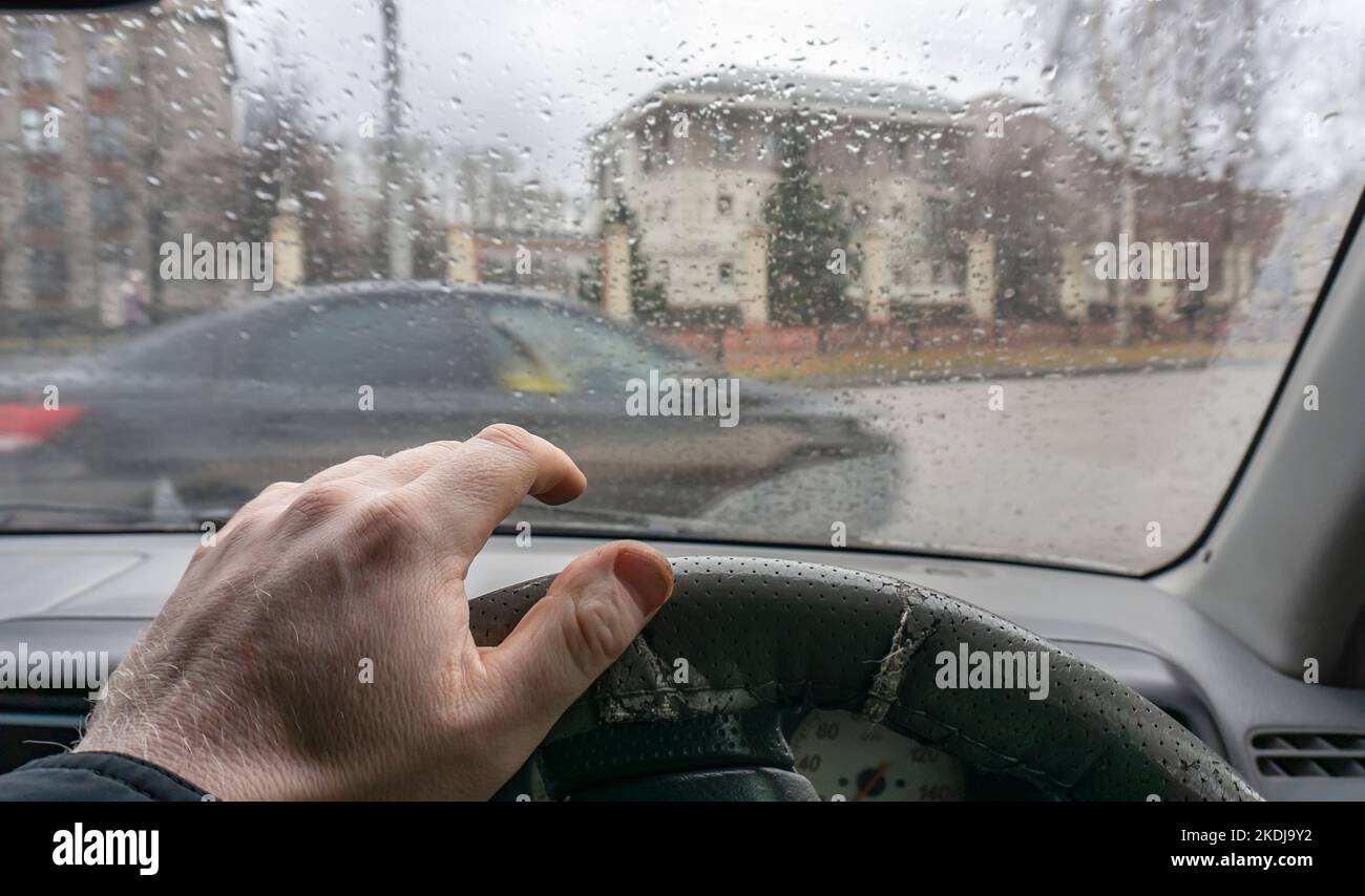 una vista della mano di un conducente spaventato, davanti al quale un'altra vettura passava rapidamente e inaspettatamente Foto Stock