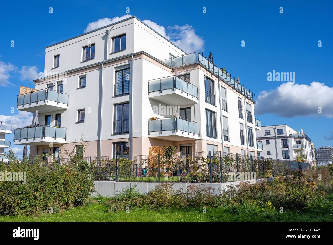 Piccoli edifici di appartamenti multi-famiglia visti a Berlino, Germania Foto Stock