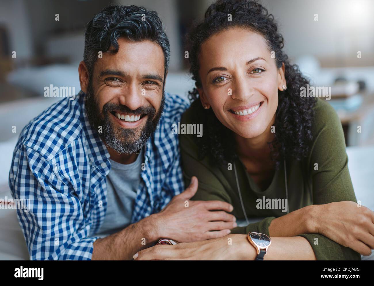 Erano ancora pazzi circa l'un l'altro. Ritratto di una coppia felice e rilassata che si rilassa insieme a casa. Foto Stock