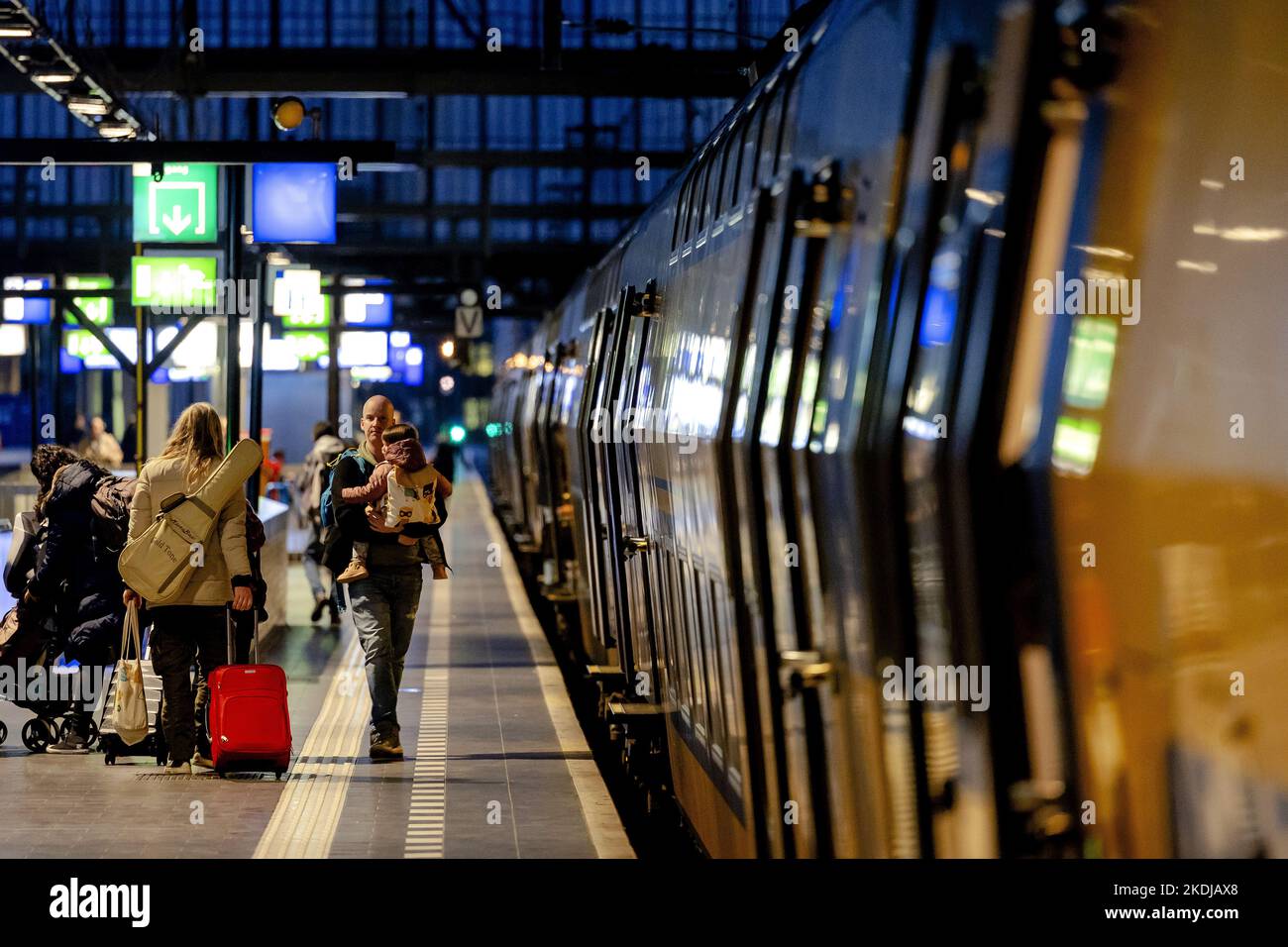 2022-11-07 07:23:54:19 AMSTERDAM - viaggiatori alla stazione centrale di Amsterdam. La NS opera su una serie di rotte con meno treni, a causa della continua carenza di personale. ANP ROBIN VAN LONKHUIJSEN olanda fuori - belgio fuori Foto Stock