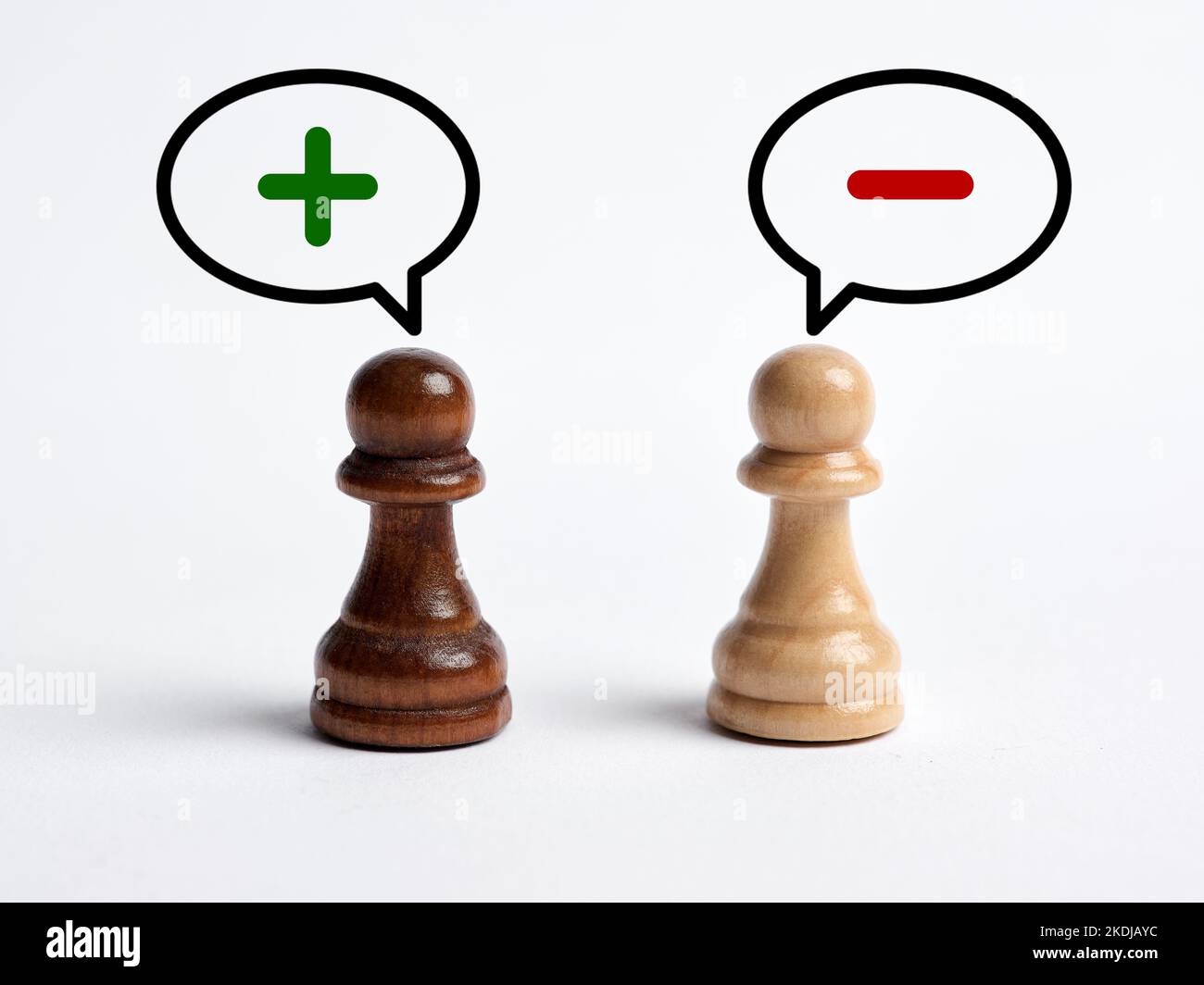 Disputa o discussione tra due persone circa i pro e contro. Conflitto di famiglia, disaccordo di coppia e problema di opposizione. Positivo e negativo m Foto Stock