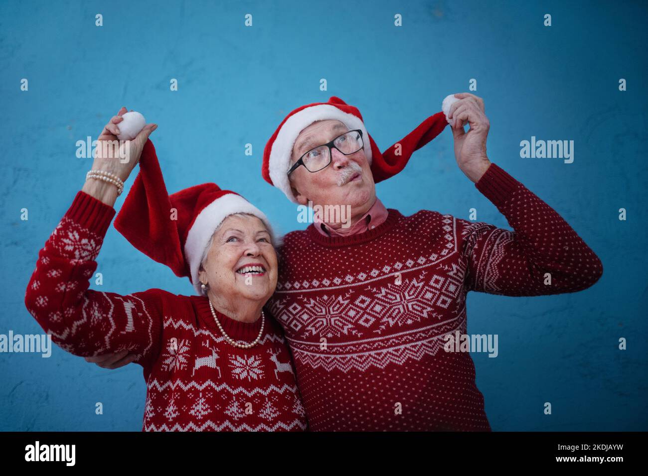 Ritratto di coppia anziana divertente, ripresa in studio. Foto Stock