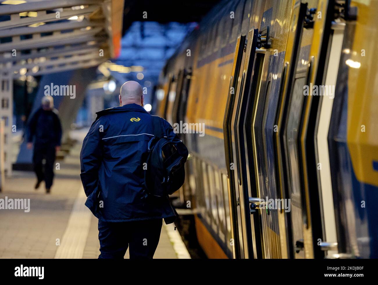 2022-11-07 07:28:03:19 AMSTERDAM - Un driver del treno alla stazione centrale di Amsterdam. La NS opera su una serie di rotte con meno treni, a causa della continua carenza di personale. ANP ROBIN VAN LONKHUIJSEN olanda fuori - belgio fuori Foto Stock