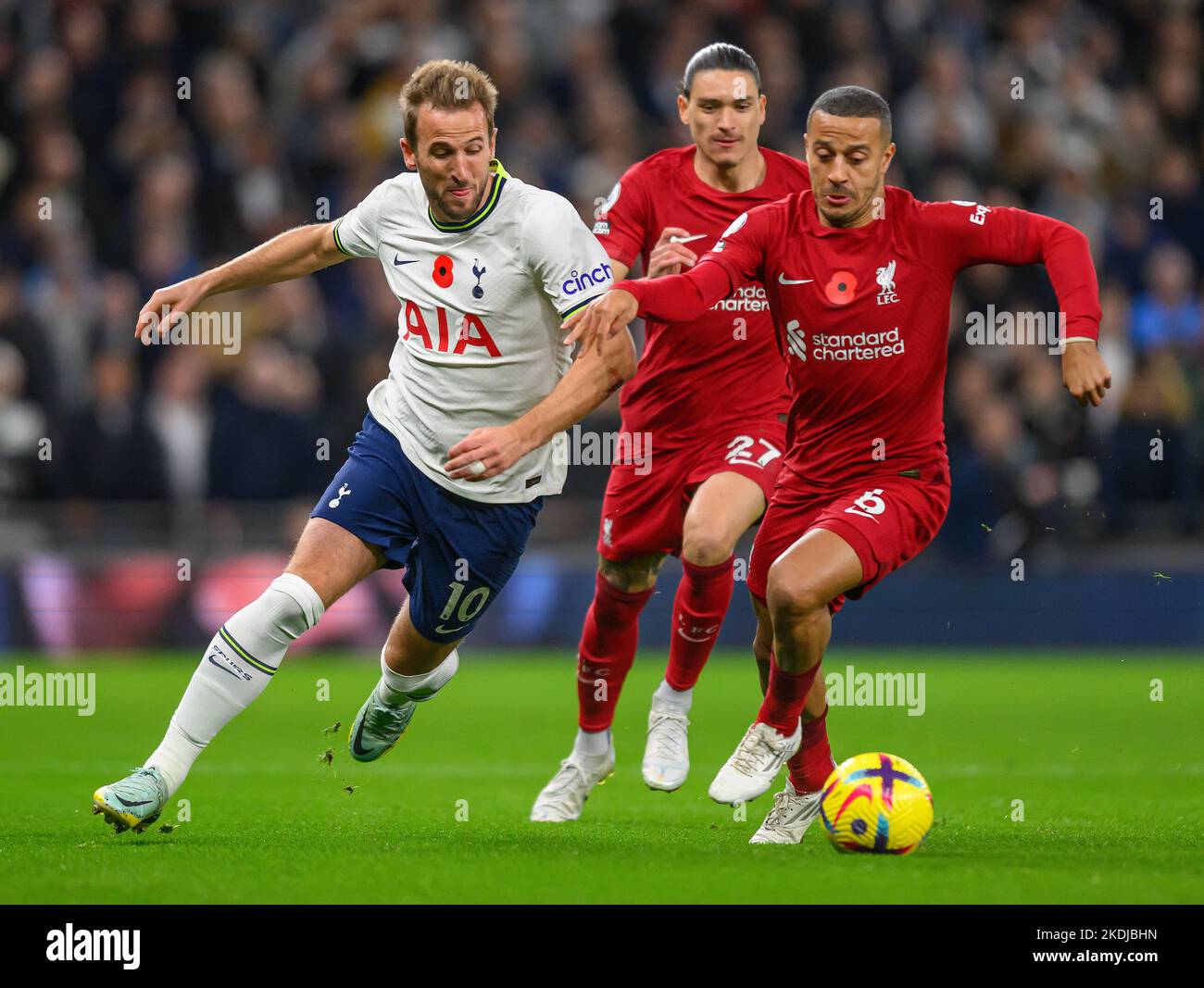 Londra, Regno Unito. 6th Novembre 2022. Londra, Regno Unito. 06th Nov 2022. 06 Nov 2022 - Tottenham Hotspur v Liverpool - Premier League - Tottenham Hotspur Stadium Tottenham's Harry Kane Battles with Thiago Alcantara. Picture Credit: Notizie dal vivo su Mark Pain/Alamy Foto Stock