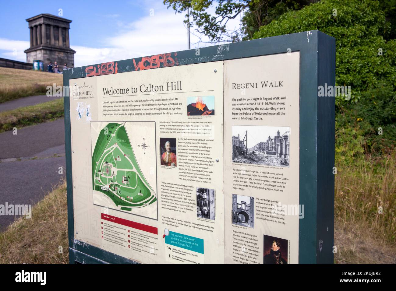 Edimburgo Calton Hill e cartello di benvenuto con mappa della collina, centro di Edimburgo, Scozia, Regno Unito, estate 2022 Foto Stock