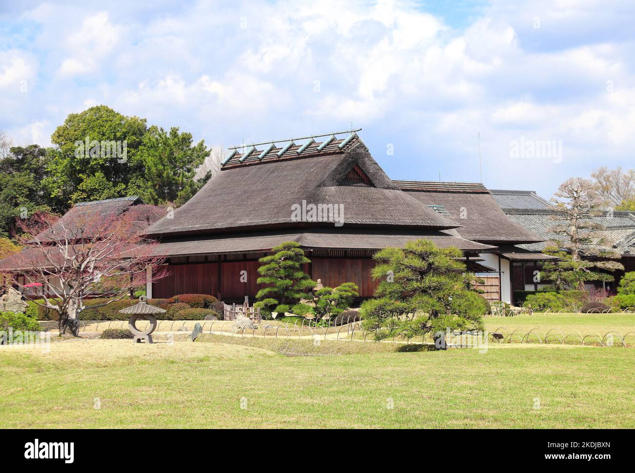 Bella primavera panoramica con antico padiglione e lanterna di pietra nel giardino Koishikawa Korakuen, Okayama, Giappone Foto Stock