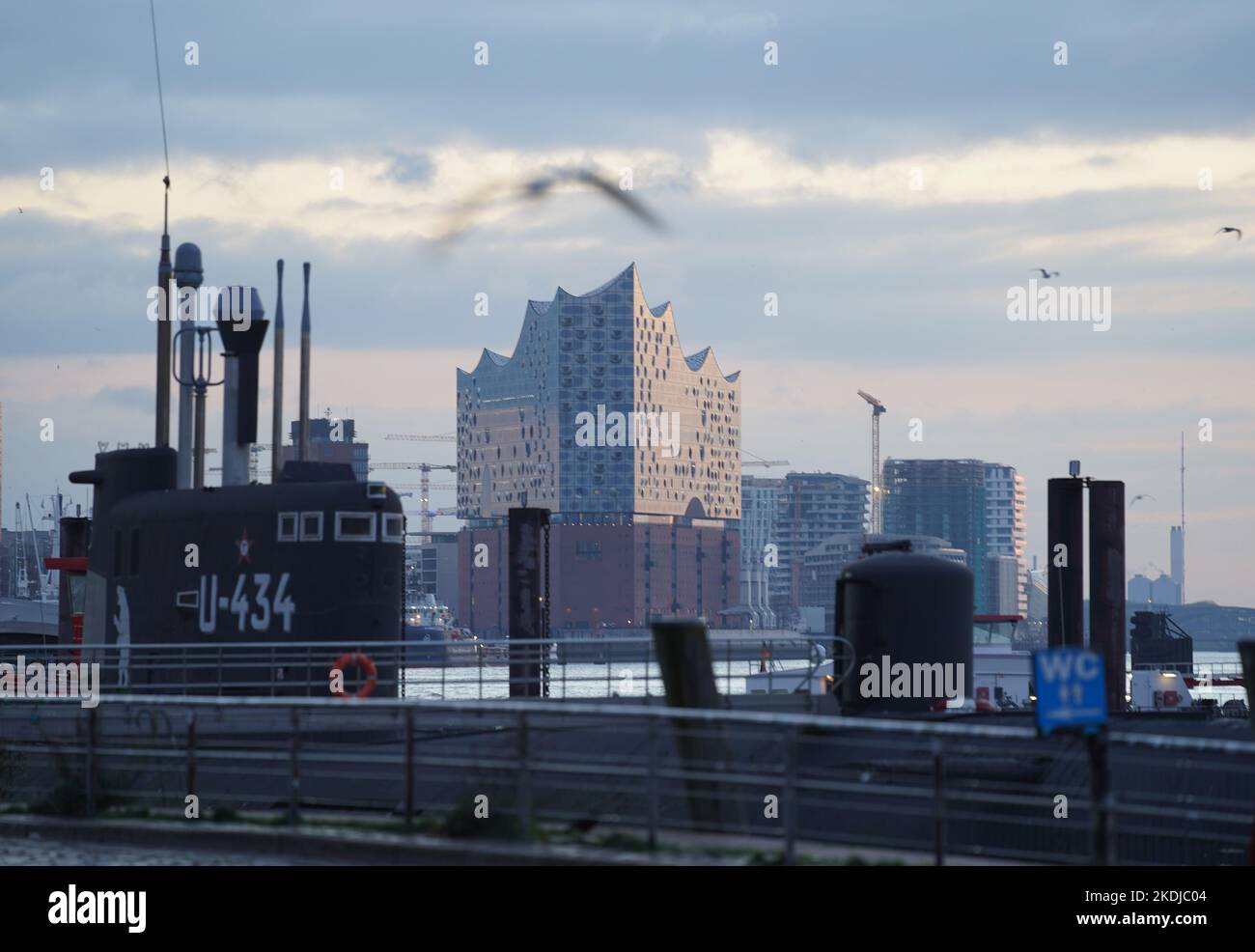 Amburgo, Germania. 07th Nov 2022. L'Elbphilharmonie può essere visto all'alba dal mercato del pesce nel porto di Amburgo. Credit: Marcus Brandt/dpa/Alamy Live News Foto Stock