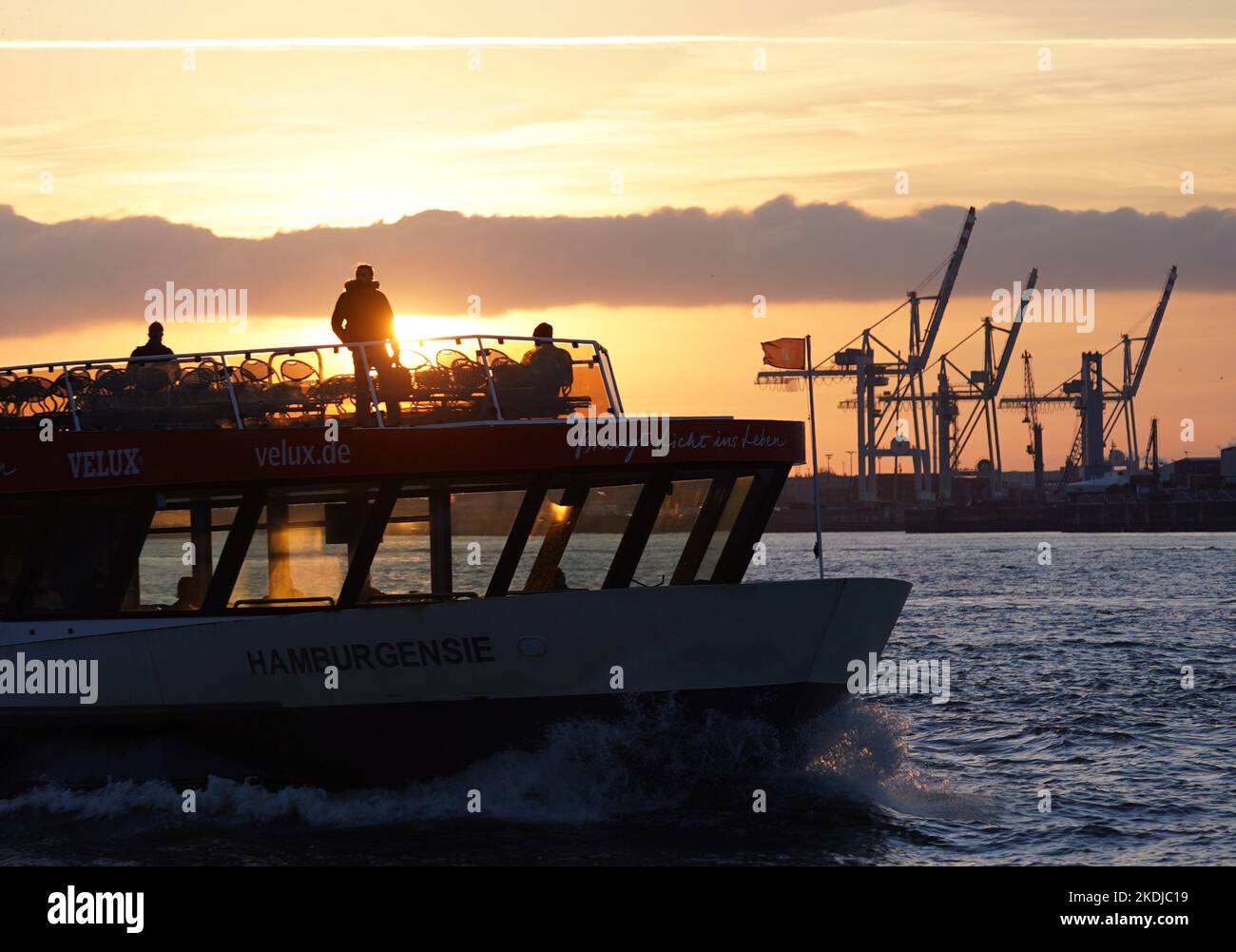 Amburgo, Germania. 07th Nov 2022. Un traghetto naviga all'alba sul fiume Elba nel porto di Amburgo. Credit: Marcus Brandt/dpa/Alamy Live News Foto Stock