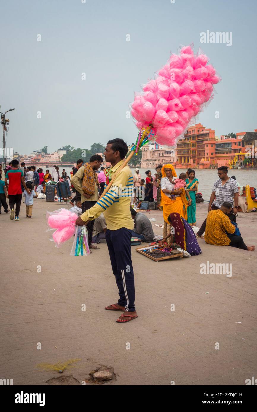 Luglio 8th 2022 Haridwar India. Un uomo che vende caramelle colorate di cotone alle rive o ghats del fiume Ganges. Foto Stock