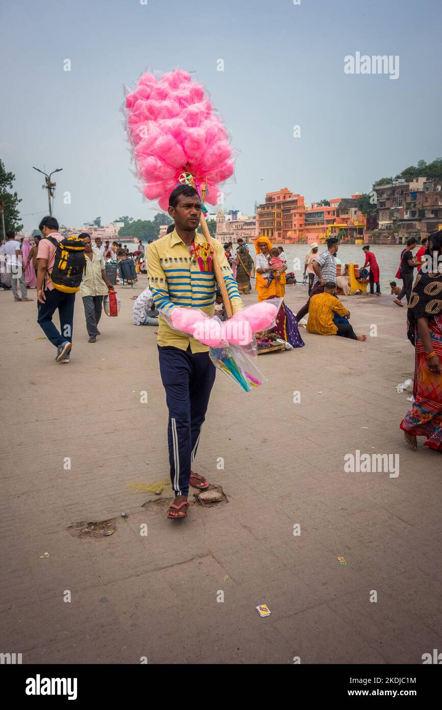Luglio 8th 2022 Haridwar India. Un uomo che vende caramelle colorate di cotone alle rive o ghats del fiume Ganges. Foto Stock