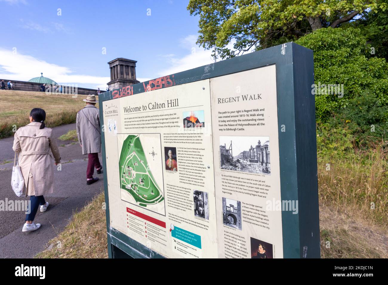 Edimburgo Calton Hill e cartello di benvenuto con mappa della collina, centro di Edimburgo, Scozia, Regno Unito, estate 2022 Foto Stock