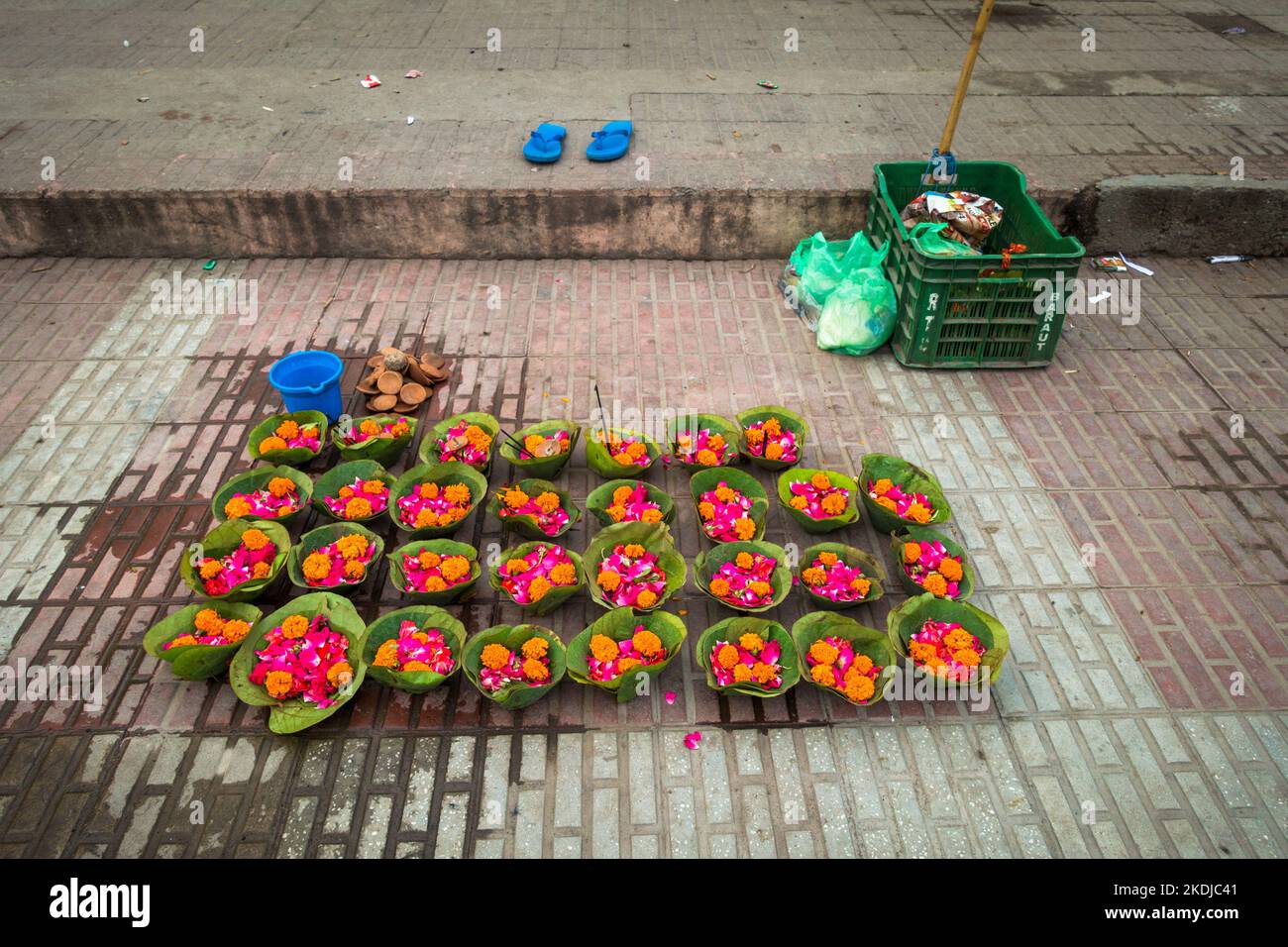 Luglio 8th 2022 Haridwar India. Cesti di fiori colorati alle rive o ghats del fiume Gange per i rituali indù. Foto Stock