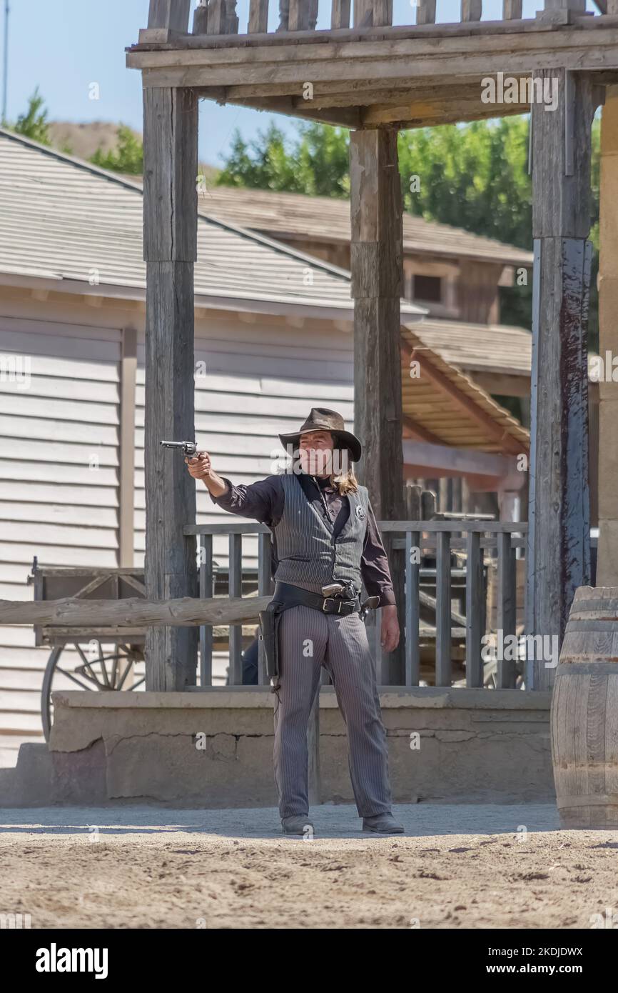 Alméria Spain - 09 15 2021: Scene di spettacolo dal vivo, cowboy sheriff a piedi con fucile a mano, su Oasys - Mini Hollywood, spagnolo Western tema pa Foto Stock
