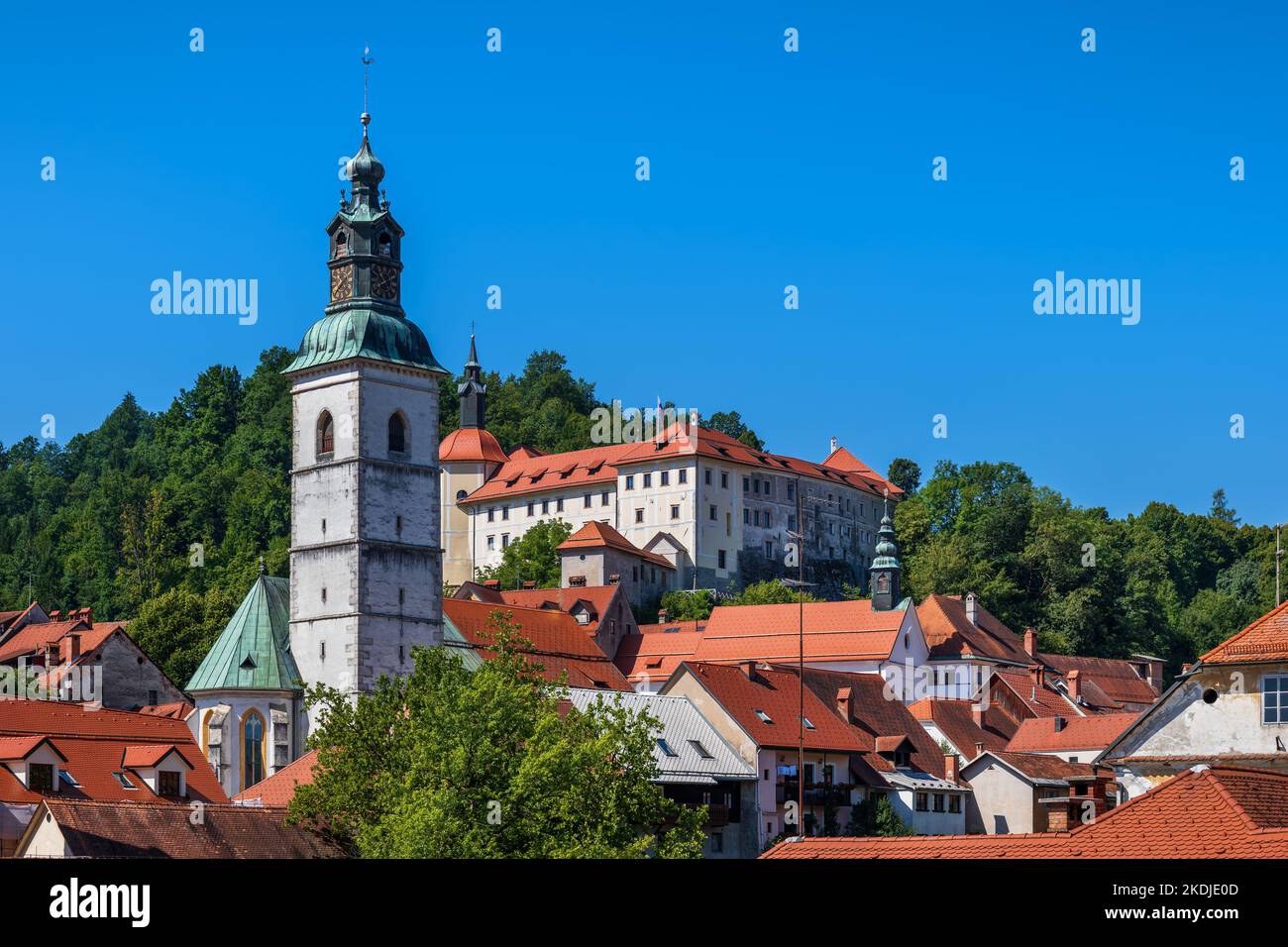 Città di Skofja Loka in Slovenia, paesaggio urbano con castello Chiesa di San Giacobbe torre, regione superiore Carniola. Foto Stock