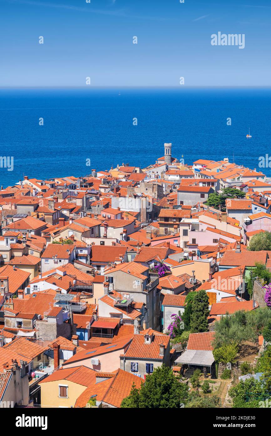 Città vecchia di Pirano sul mare Adriatico in Slovenia. Vista sopra le case piastrellate rosse sul mare. Foto Stock