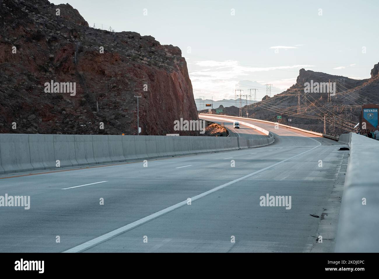 Prospettiva decrescente della strada del Ponte dell'Arco presso la Diga di Hoover Foto Stock