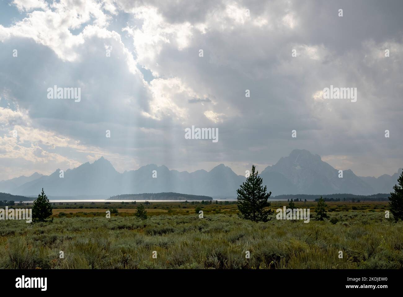 I raggi del sole che emettono dalle nuvole sul bellissimo paesaggio del parco di Yellowstone Foto Stock