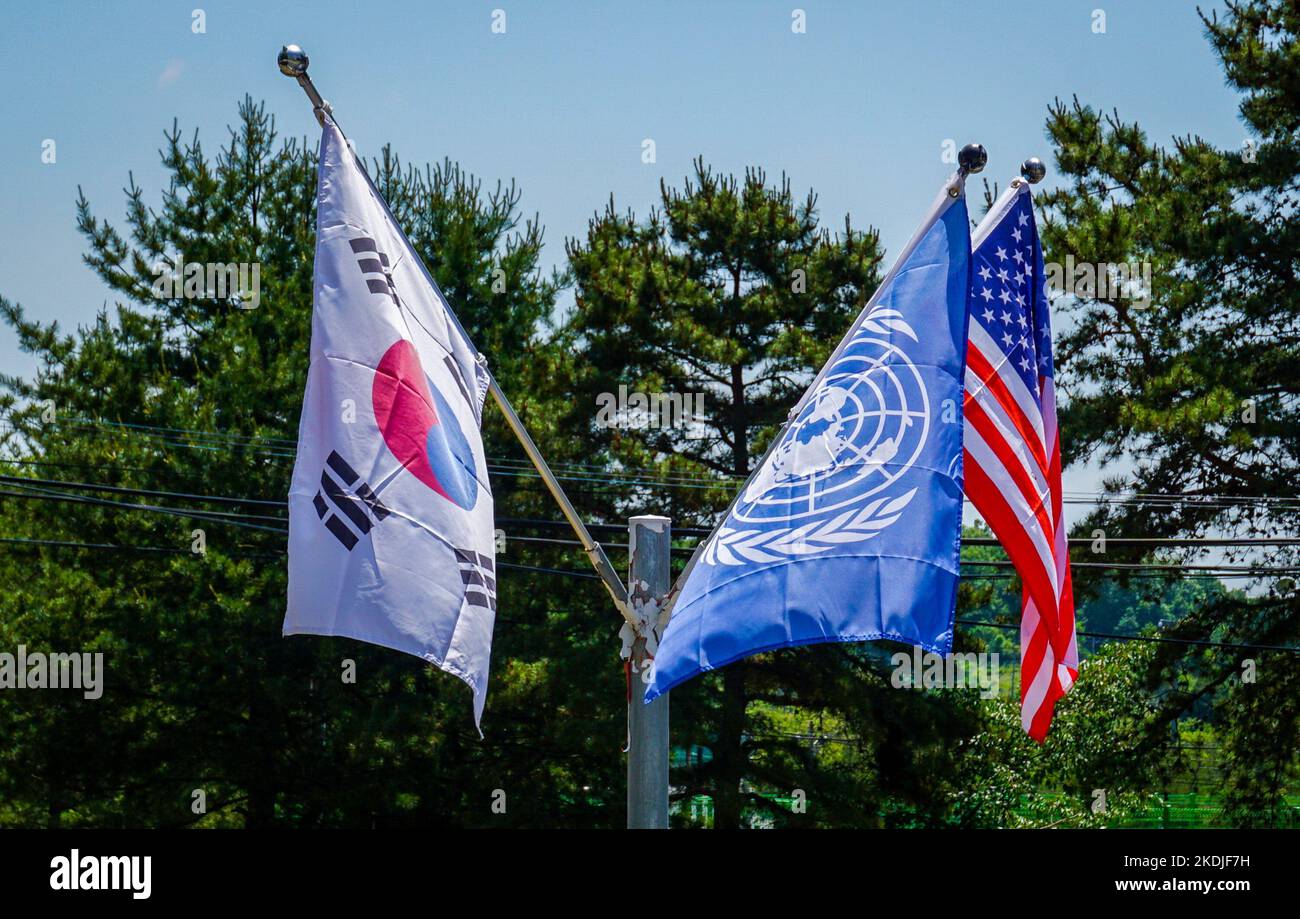 Le bandiere della Corea del Sud, delle Nazioni Unite e degli Stati Uniti sono visualizzate lungo il tragitto verso la zona demilitarizzata di Panmunjom. Il punto più vicino per la Corea del Sud per raggiungere la Corea del Nord è a Panmunjom. Non solo l'area situa la zona demilitarizzata che separa la Corea del Nord dalla Corea del Sud, ma è anche il luogo in cui si trovano il ponte per la libertà, il terzo tunnel di aggressione e la stazione ferroviaria Dorasan. Foto Stock