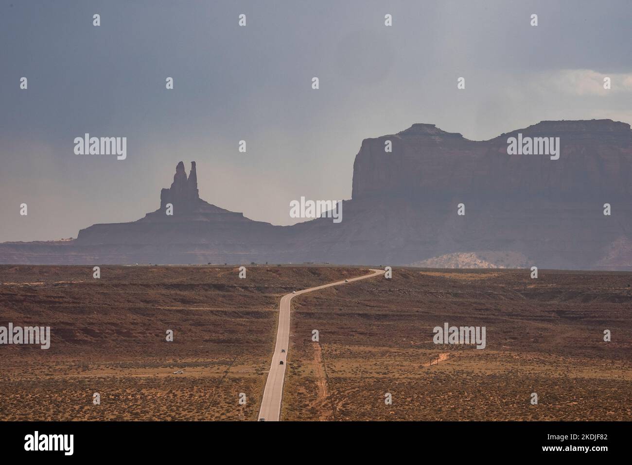 Veduta aerea della strada che conduce alla Monument Valley con il cielo sullo sfondo Foto Stock