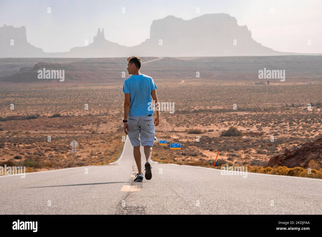 Turista esplorare Monument Valley mentre cammina su canyon strada in estate Foto Stock