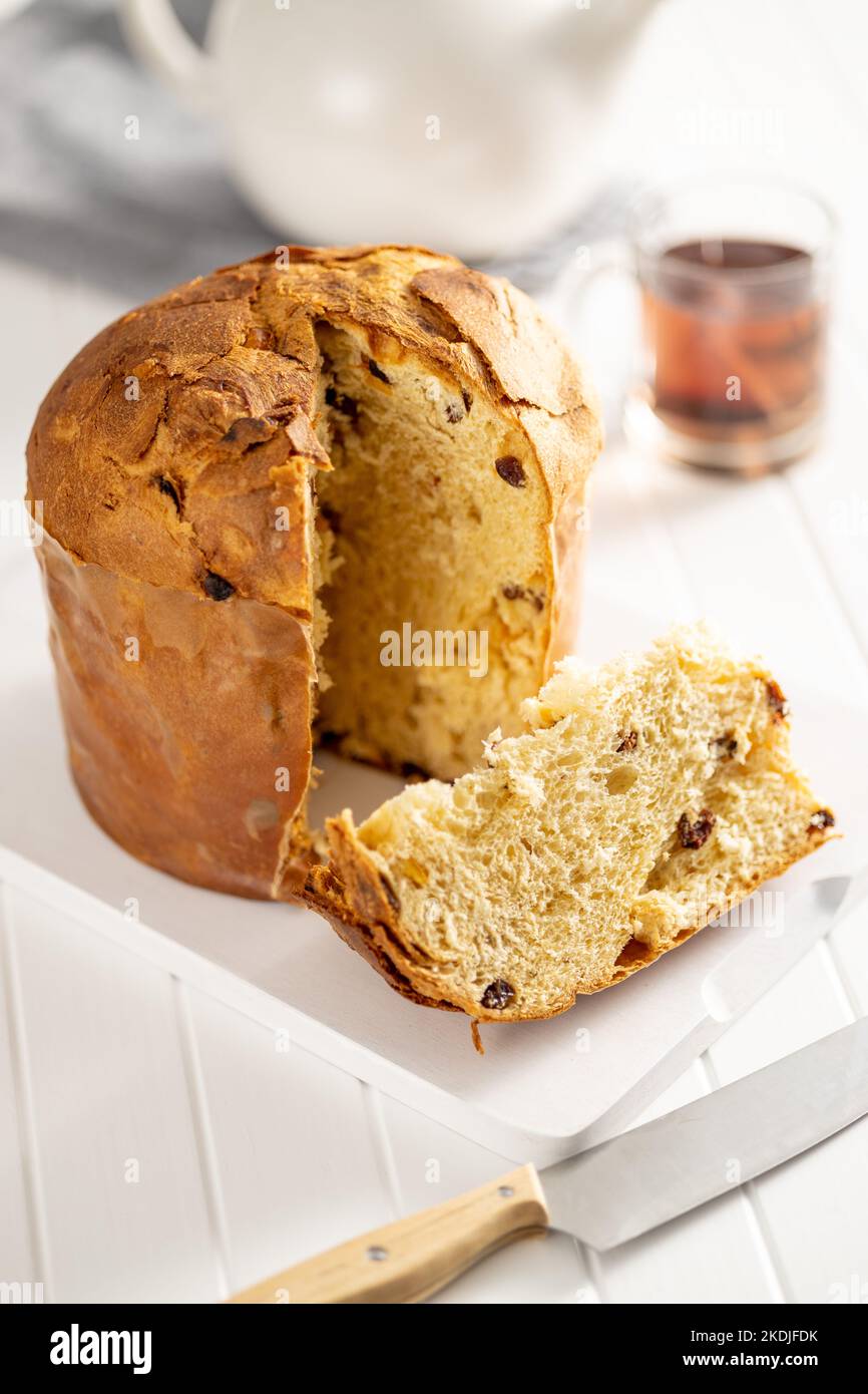 Torta di Natale panettone. Pane dolce italiano sul tavolo da cucina bianco. Foto Stock