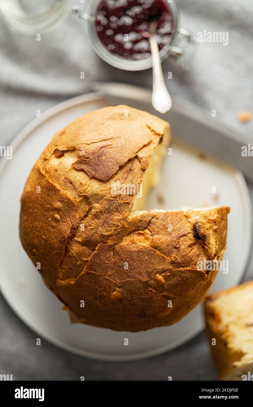 Torta di Natale panettone. Pane dolce italiano sul piatto. Vista dall'alto. Foto Stock