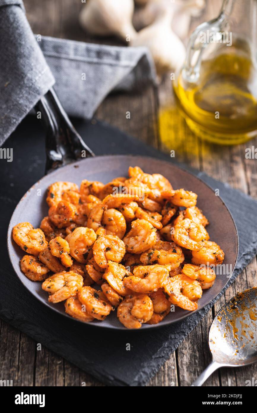 Gamberetti grigliati in padella. Foto Stock