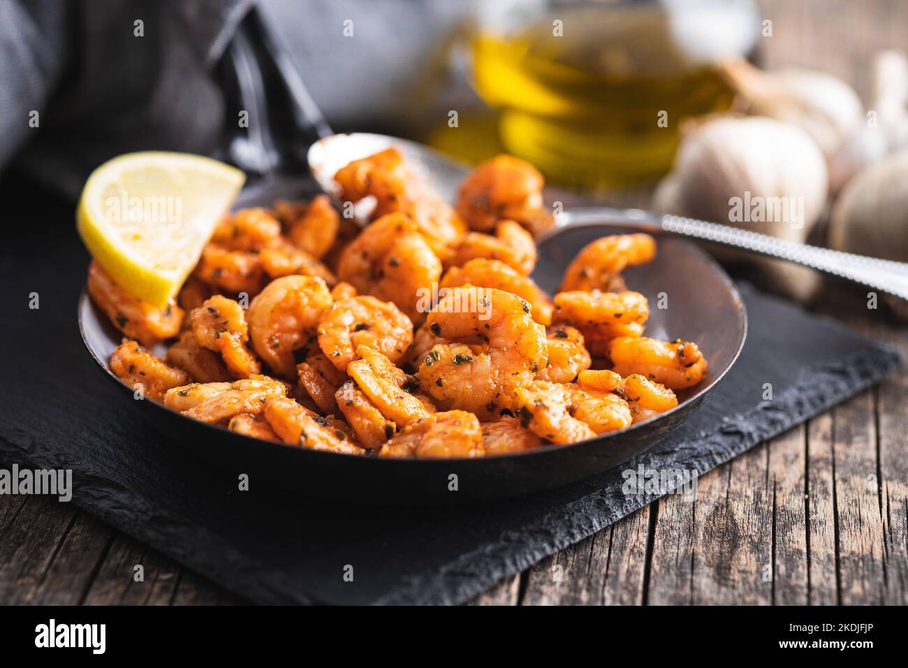Gamberetti grigliati in padella. Foto Stock