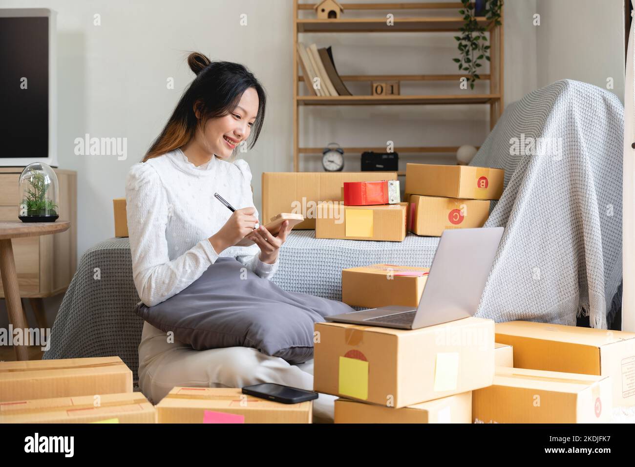 Giovane imprenditore startup piccola impresa donna imballaggio pacchetto posta spedizione scatola preparare consegna pacco, business online, e-commerce e consegna Foto Stock