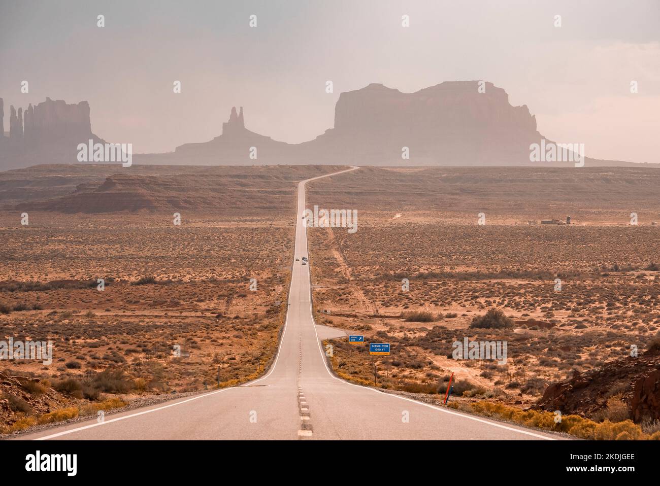 Strada che conduce a caratteristiche geologiche nella Monument Valley durante l'estate Foto Stock