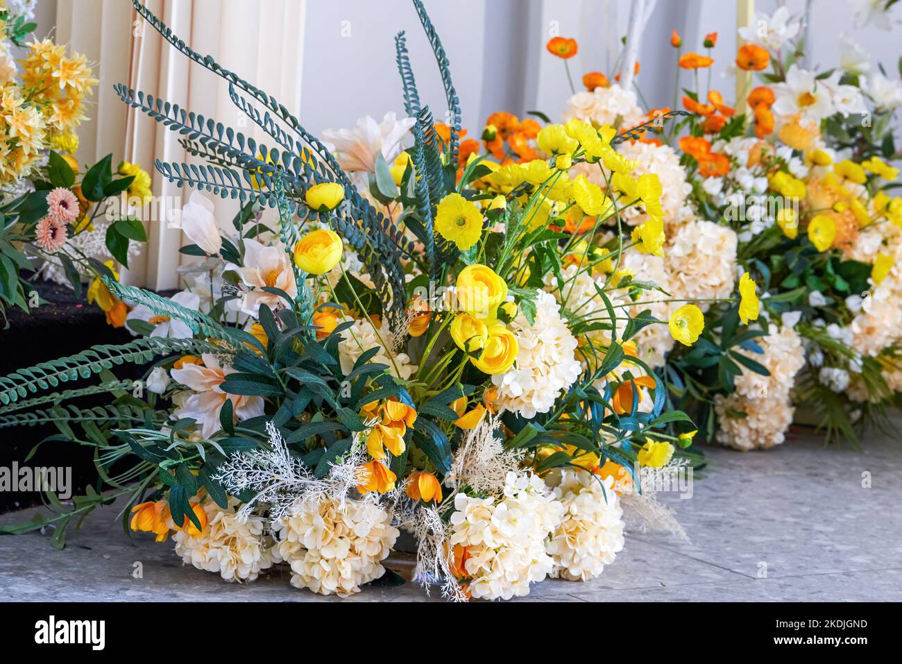 sfondo di molte rose bianche finte. Vista dall'alto. Messa a fuoco morbida  Foto stock - Alamy