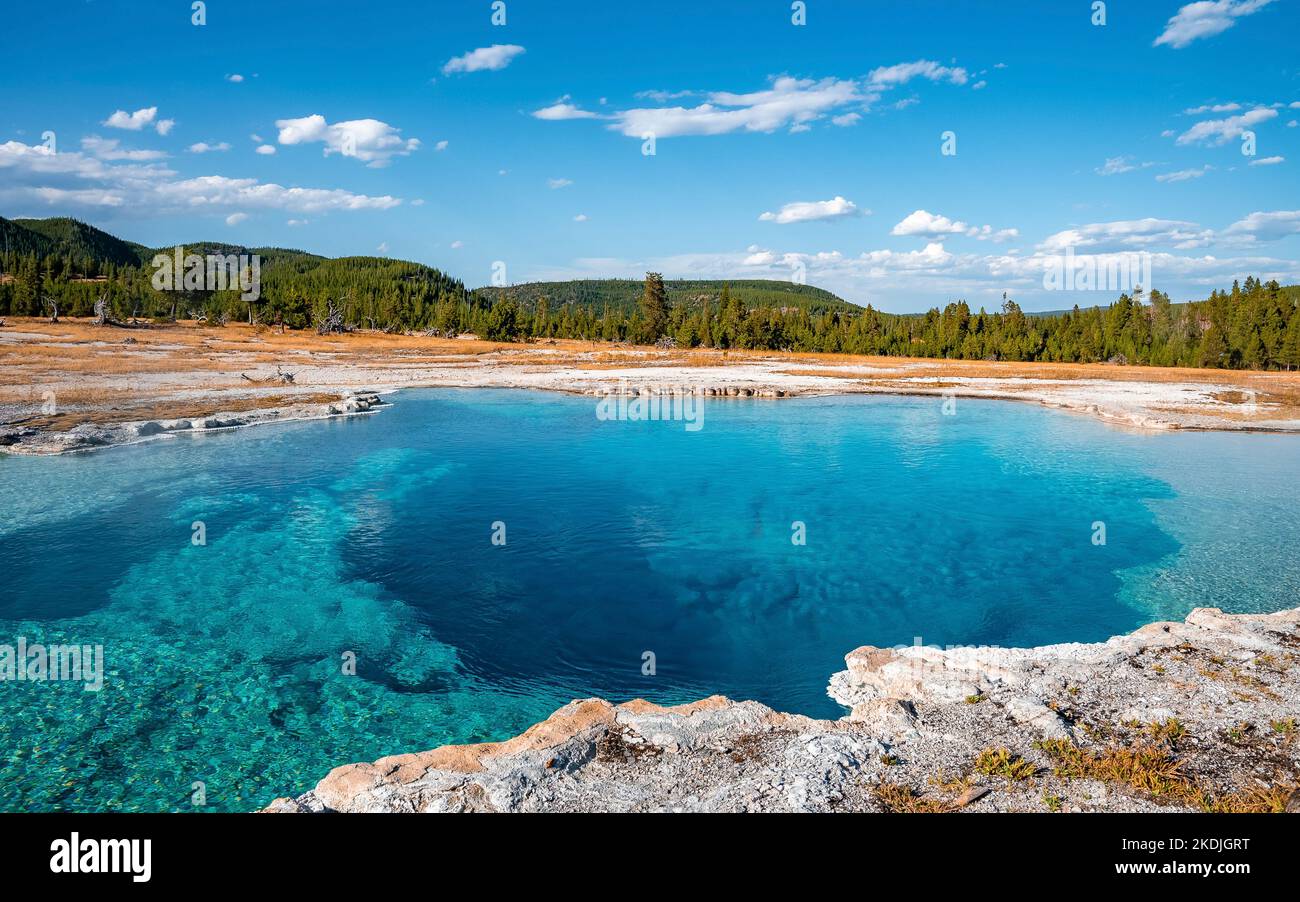 Vista panoramica della piscina di Sapphire con il cielo sullo sfondo del parco nazionale di Yellowstone Foto Stock