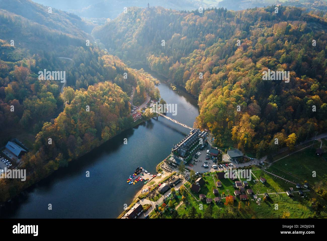 Area ricreativa vicino al castello di Grodno a Zagorze, Polonia. Splendido paesaggio autunnale con montagne ricoperte di foresta, fiume e ponte per le persone Foto Stock