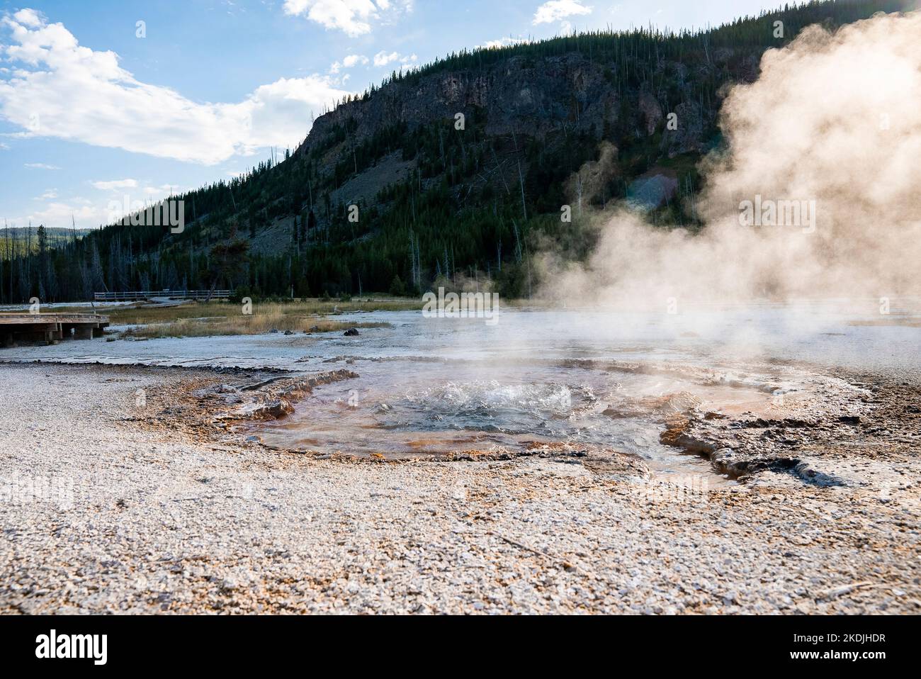 Vista dell'emissione di fumo dalle sorgenti termali del parco nazionale di Yellowstone in estate Foto Stock