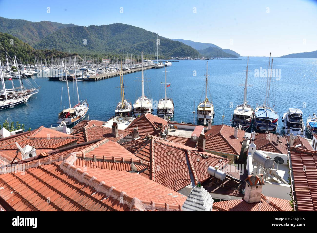 Marmaris è una città portuale e turistica sulla costa mediterranea situata nella provincia di Mulga a sud-ovest della Turchia, lungo la Riviera Turca Foto Stock