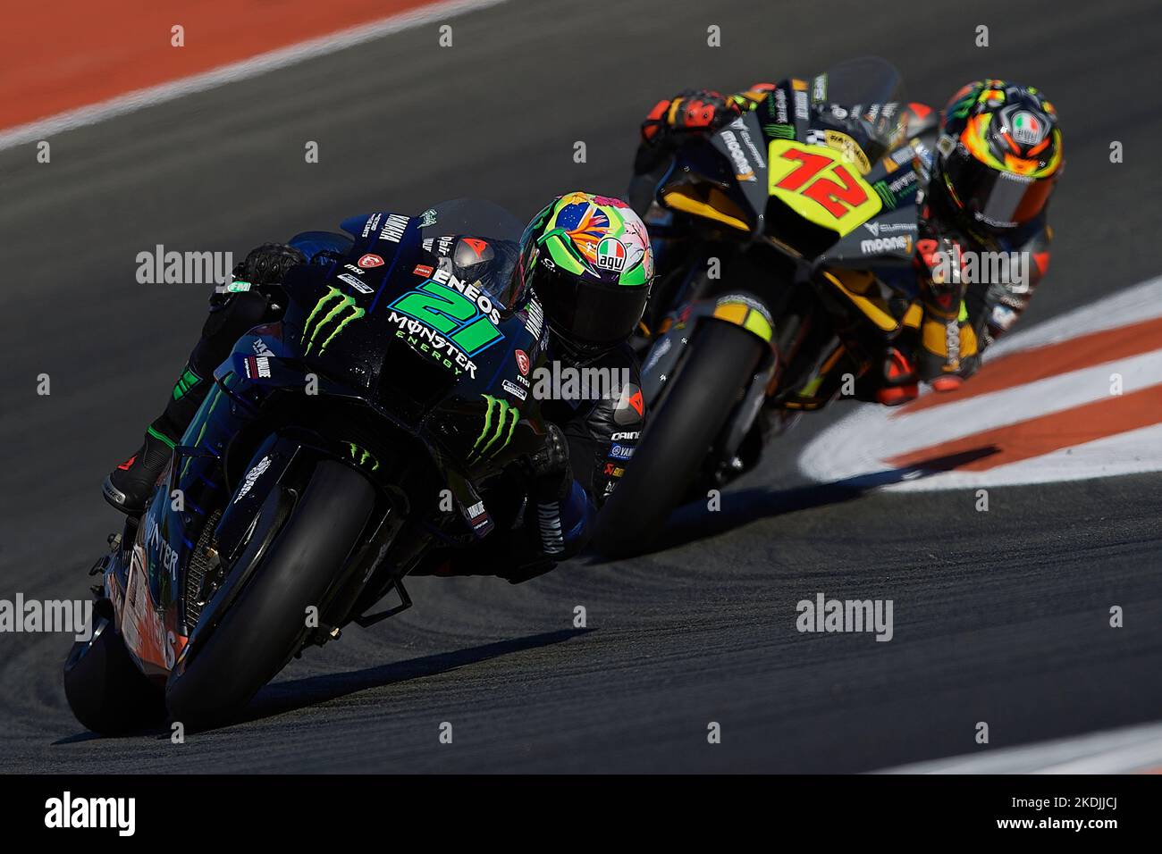 Valencia, Spagna. 6th Nov 2022. Franco Morbidelli (L) di Monster Energy Yamaha cavalca durante il Gran Premio della MotoGP di Valencia, Spagna, il 6 novembre 2022. Credit: Qian Jun/Xinhua/Alamy Live News Foto Stock