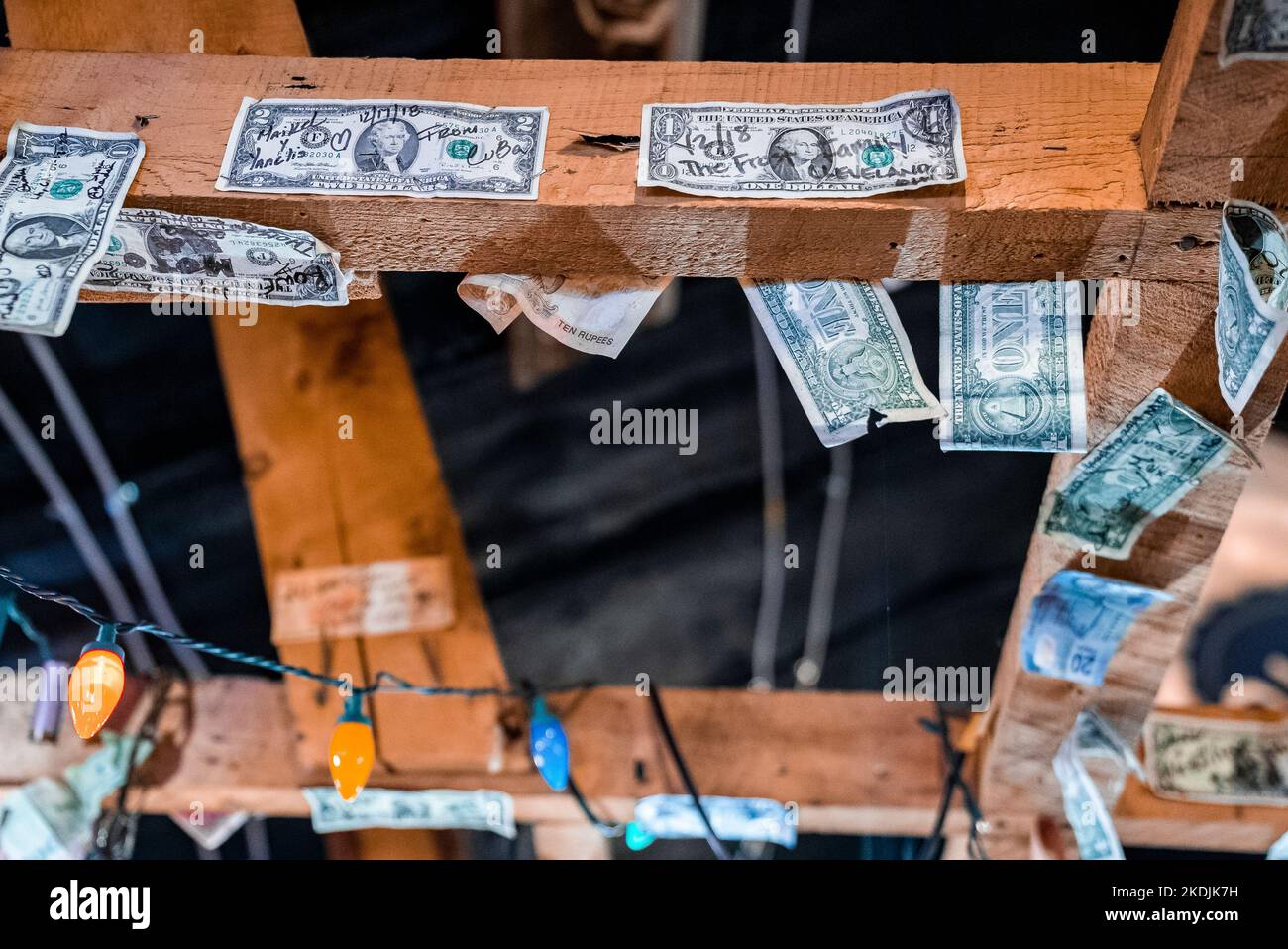Monete di carta con firme sul soffitto di legno del ristorante Foto Stock