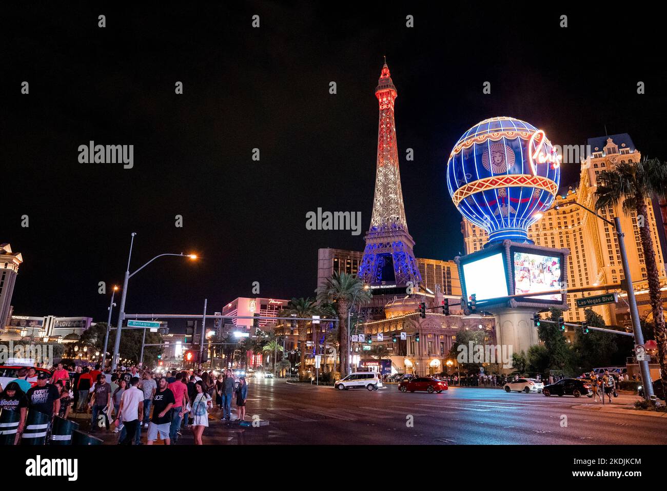 I turisti che visitano Planet Hollywood e Paris Las Vegas hotel e casinò di notte Foto Stock