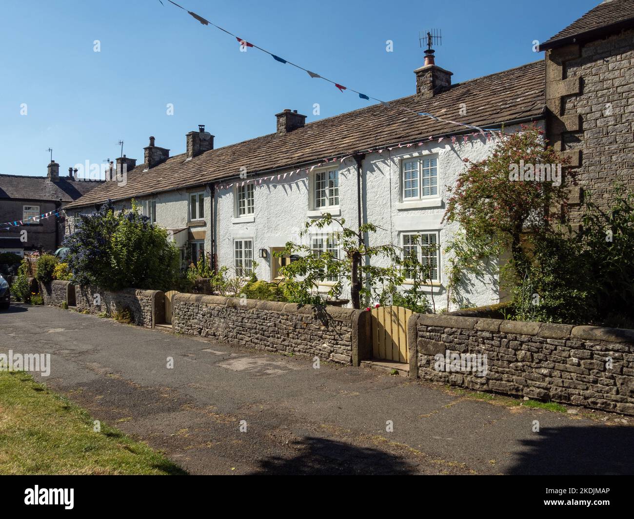 Terrazza di case in pietra nel grazioso villaggio di Litton, Peak District, Derbyshire, Regno Unito Foto Stock