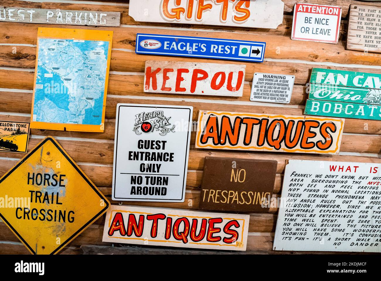 Vari cartelli con testo sulle pareti in legno del ristorante del parco di Yellowstone Foto Stock