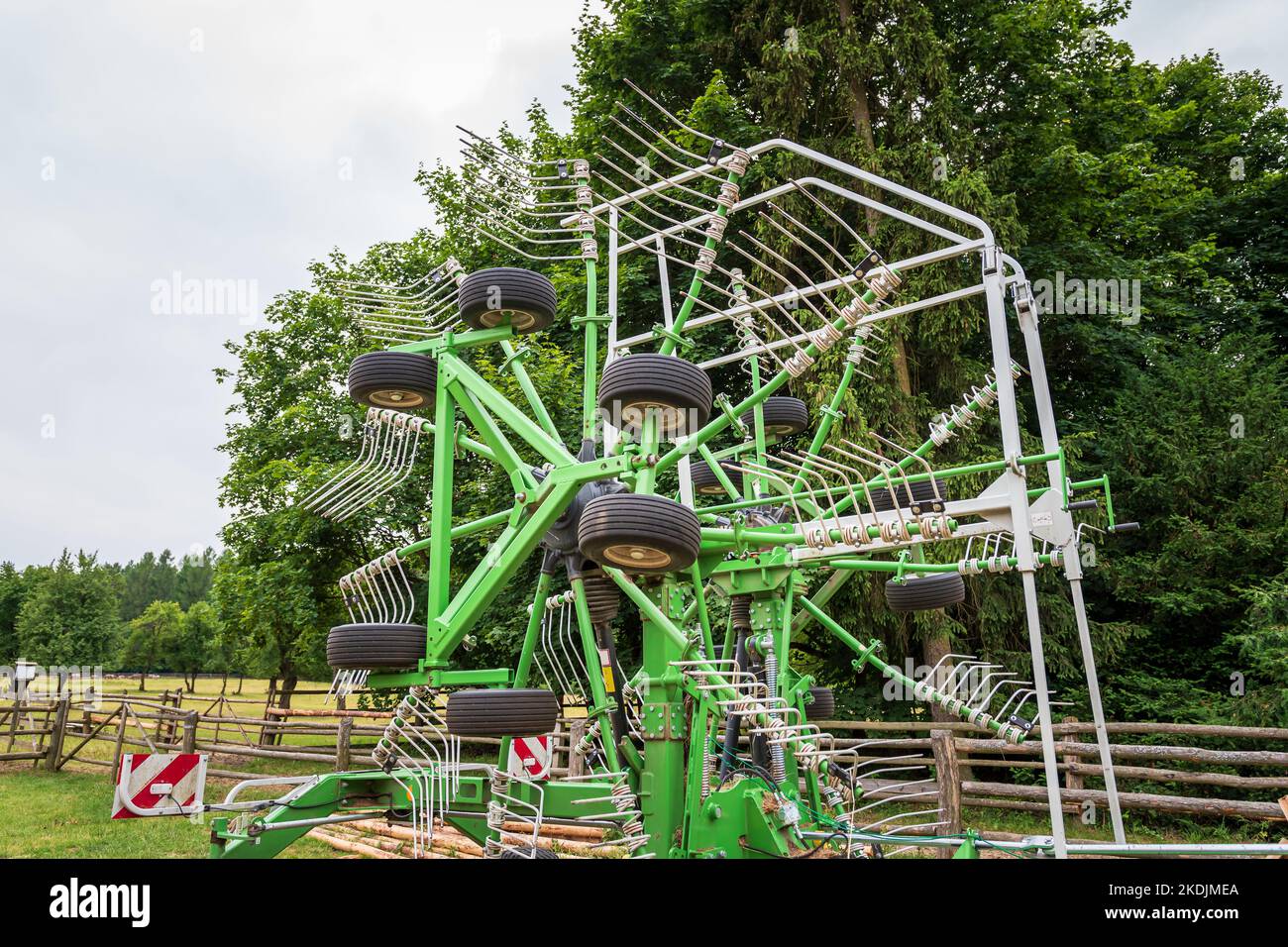 macchina per la raccolta del fieno. Macchinari agricoli moderni Foto Stock