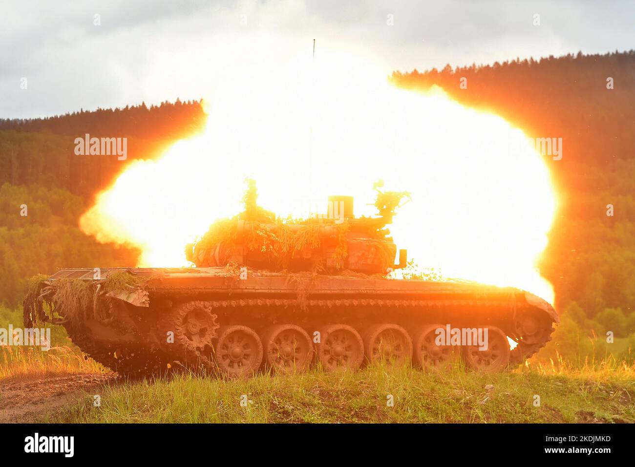 Strasburgo, Repubblica ceca. 25th giugno, 2022. Gli Stati Uniti e i Paesi Bassi pagheranno congiuntamente per il rinnovo di 90 carri armati cechi T-72 per l'esercito ucraino, ha detto Sabrina Singh, portavoce del Dipartimento della Difesa degli Stati Uniti, ai giornalisti di Washington, USA, 4 novembre 2022. File Foto Giornata delle forze armate ceche di terra Bahna 2022 in ex zona militare Brdy vicino Strasburgo, Repubblica Ceca, 25 giugno 2022. Credit: Miroslav Chaloupka/CTK Photo/Alamy Live News Foto Stock