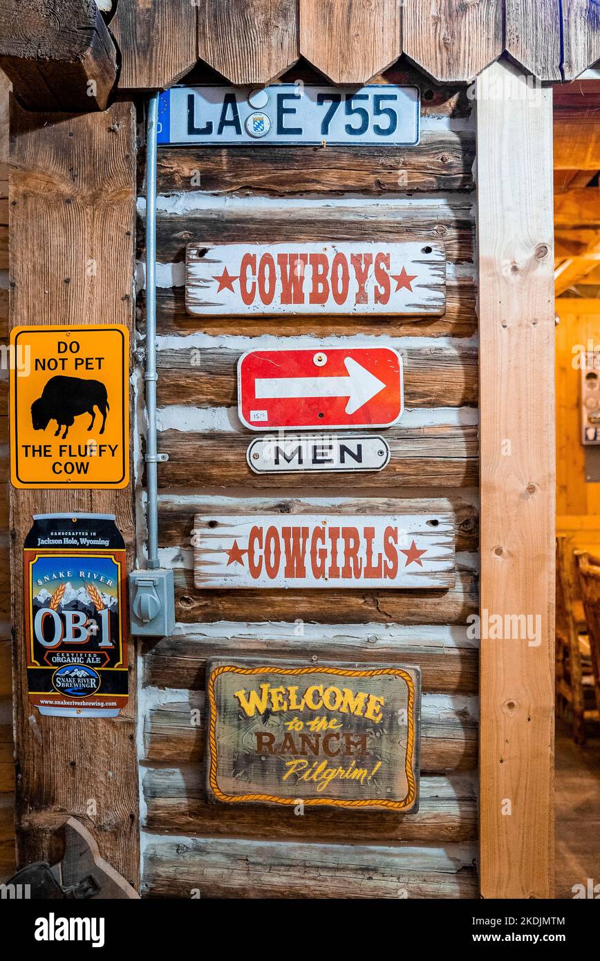 Cartelli informativi sulle pareti in legno del ristorante del parco di Yellowstone Foto Stock