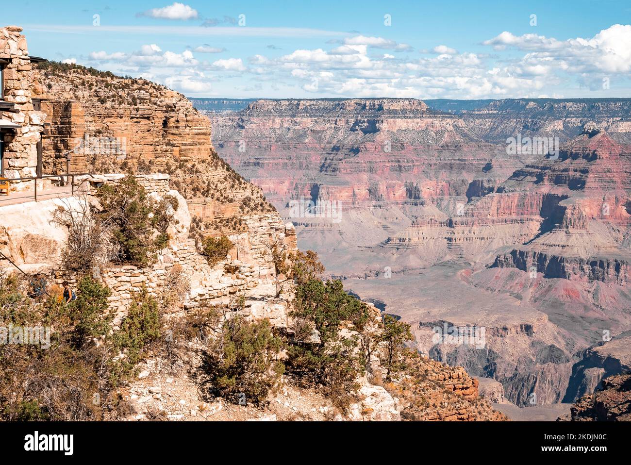 Vista panoramica delle maestose scogliere rocciose contro il cielo nuvoloso Foto Stock